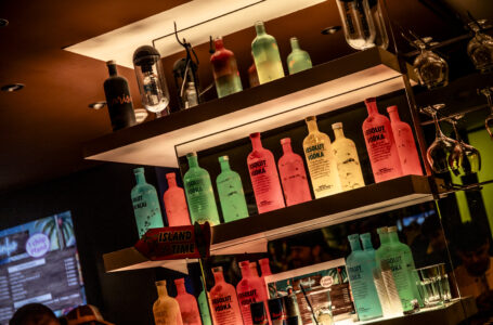 Beleuchtete Flaschen hinter einer Bar