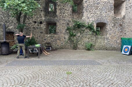 Bogenschießen beim Schlossathlon im Innenhof von Schloss Romrod