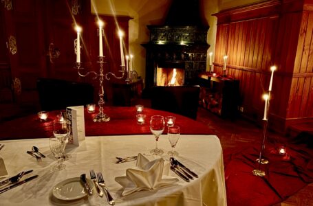 Candelelight-Dinner im Kaminzimmer
