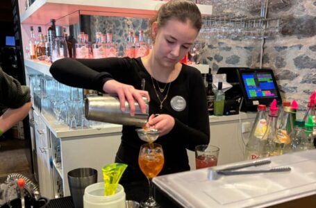 Barkeeperin mixt Cocktail