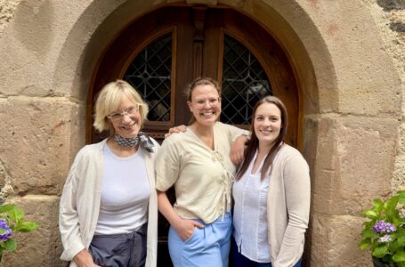 Antje, Anna Maria und Annina im Innenhof
