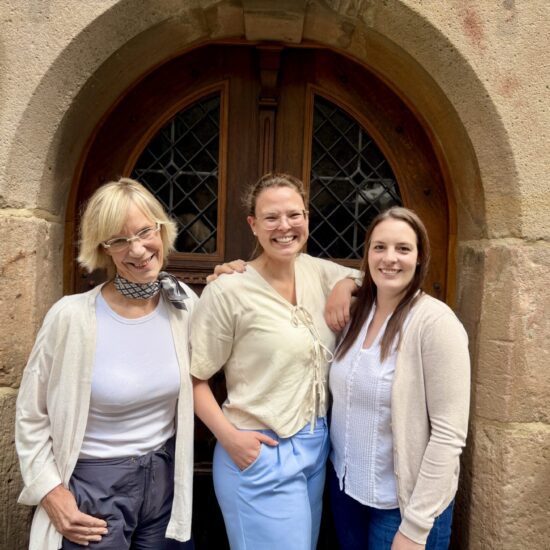 Antje, Anna Maria und Annina im Innenhof