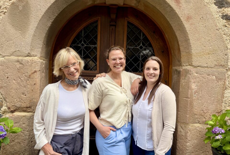 Antje, Anna Maria und Annina im Innenhof