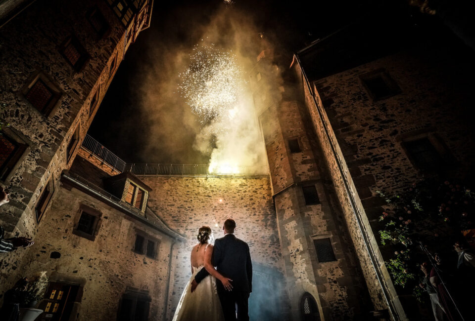 Hochzeitspaar vor Feuerwerk