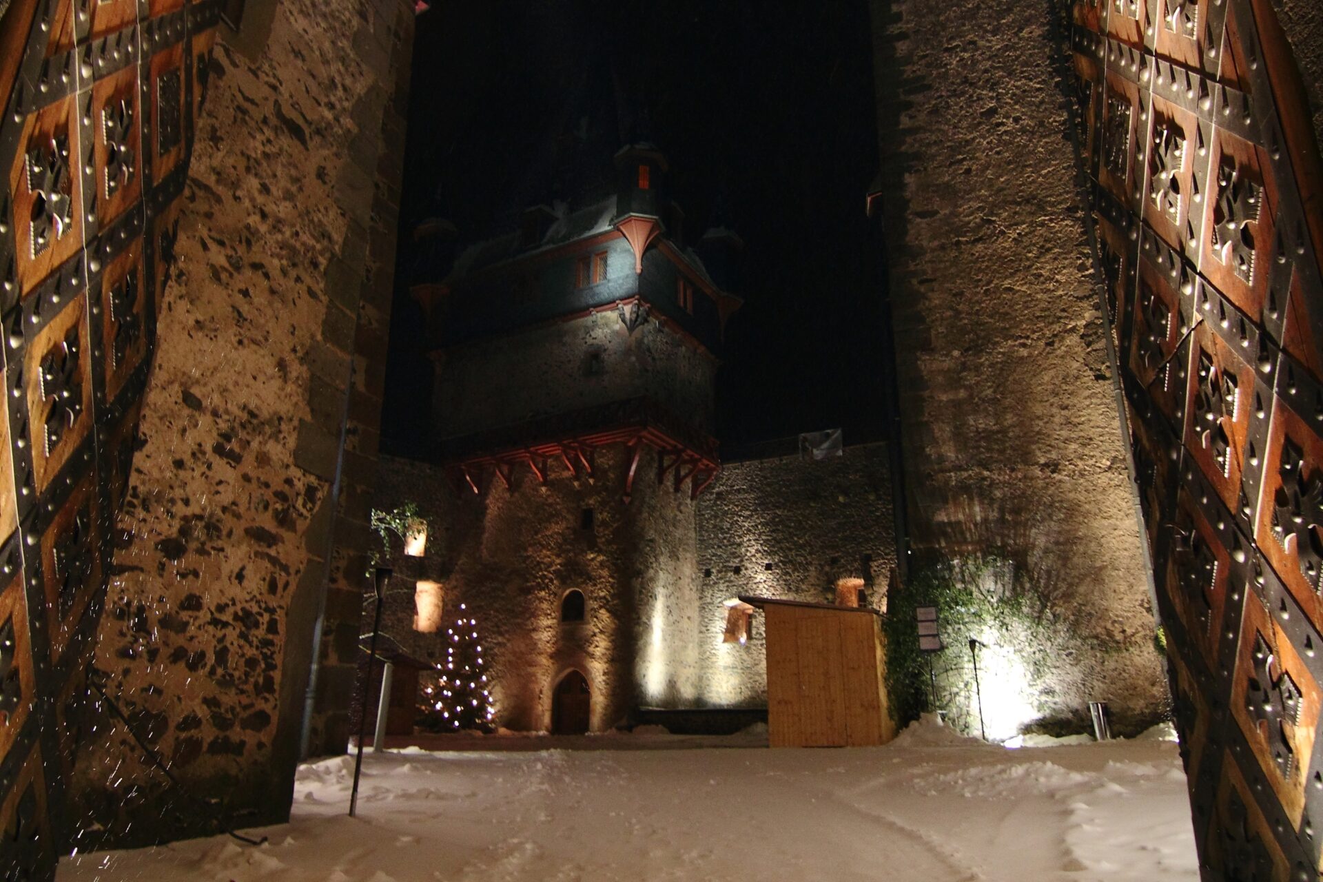 Innenhof von Schloss Romrod im Schnee