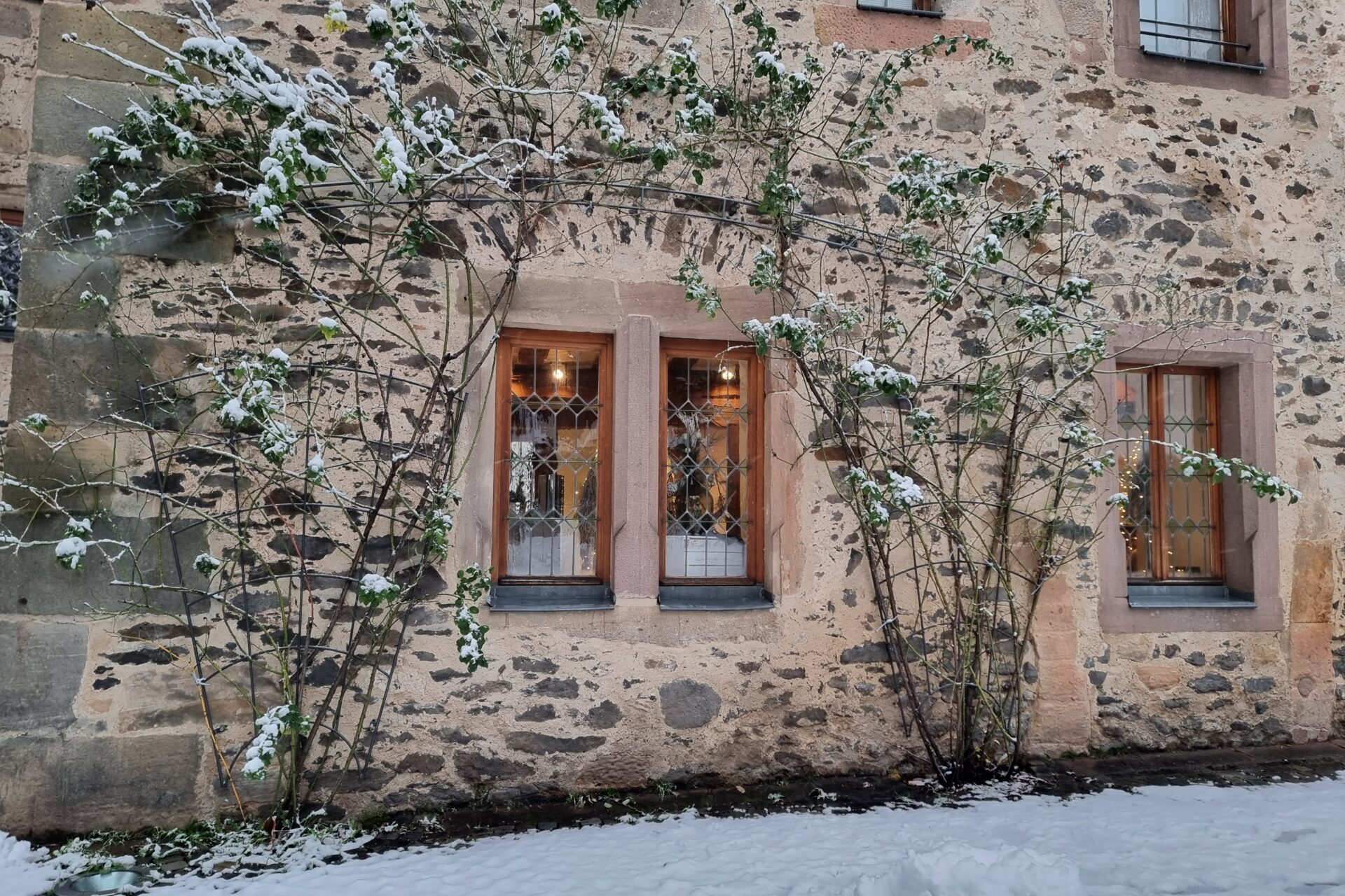 Restaurant von hôtel schloss romrod von außen mit Schnee im Innenhof