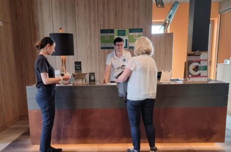 Gäste an der Rezeption des hôtel villa raab